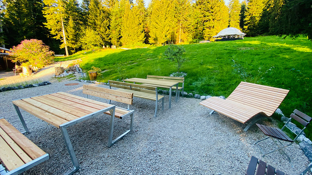 Terrasse mit Bänken und Tischen